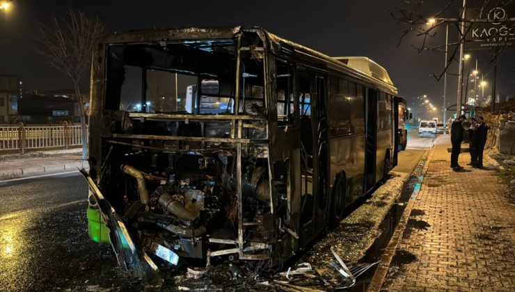 Seyir halindeki özel halk otobüsü yandı